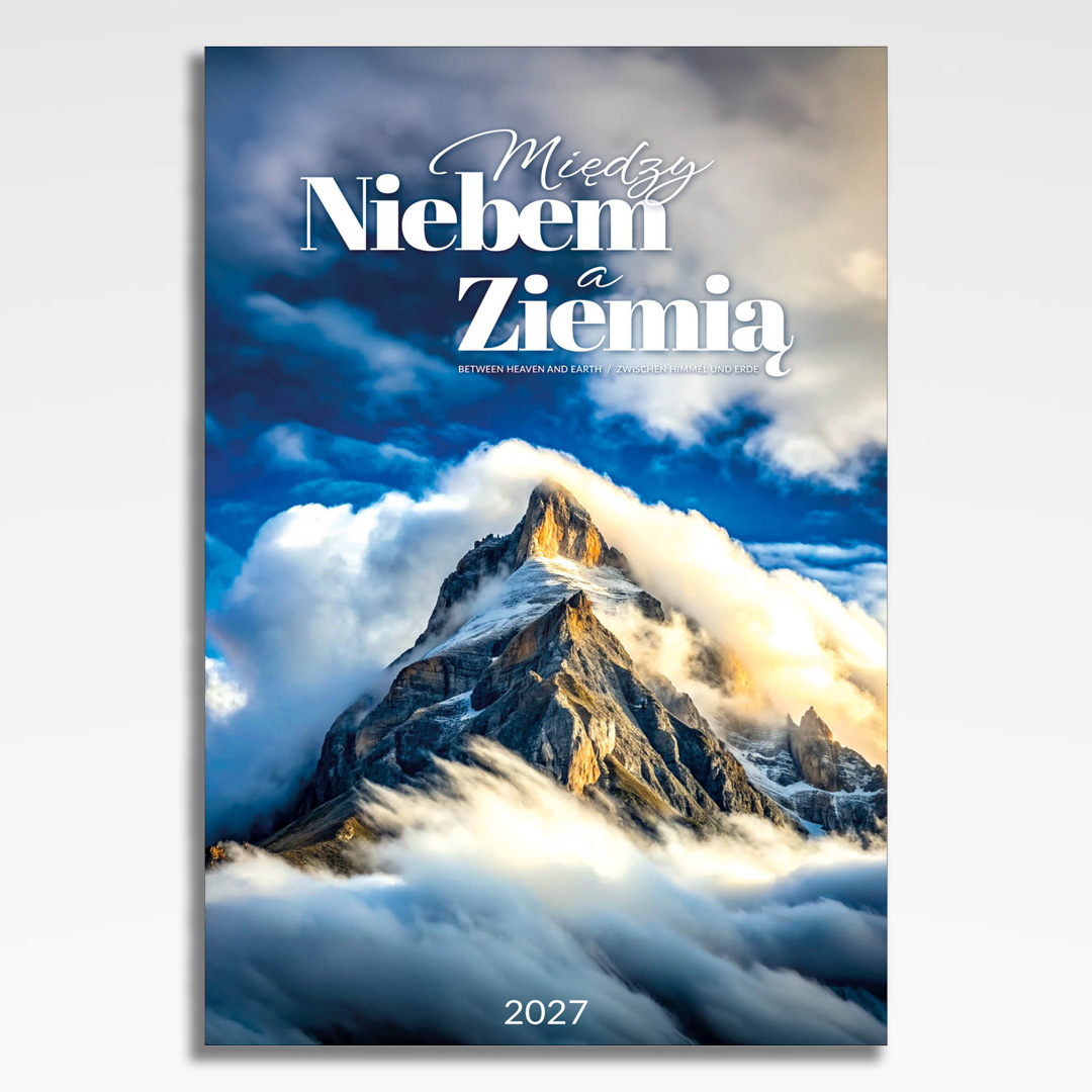 kalendarz wieloplanszowy miedzy niebem a ziemia, okładka kalendarza z grafiką tematyczną i spiralą Wire-O